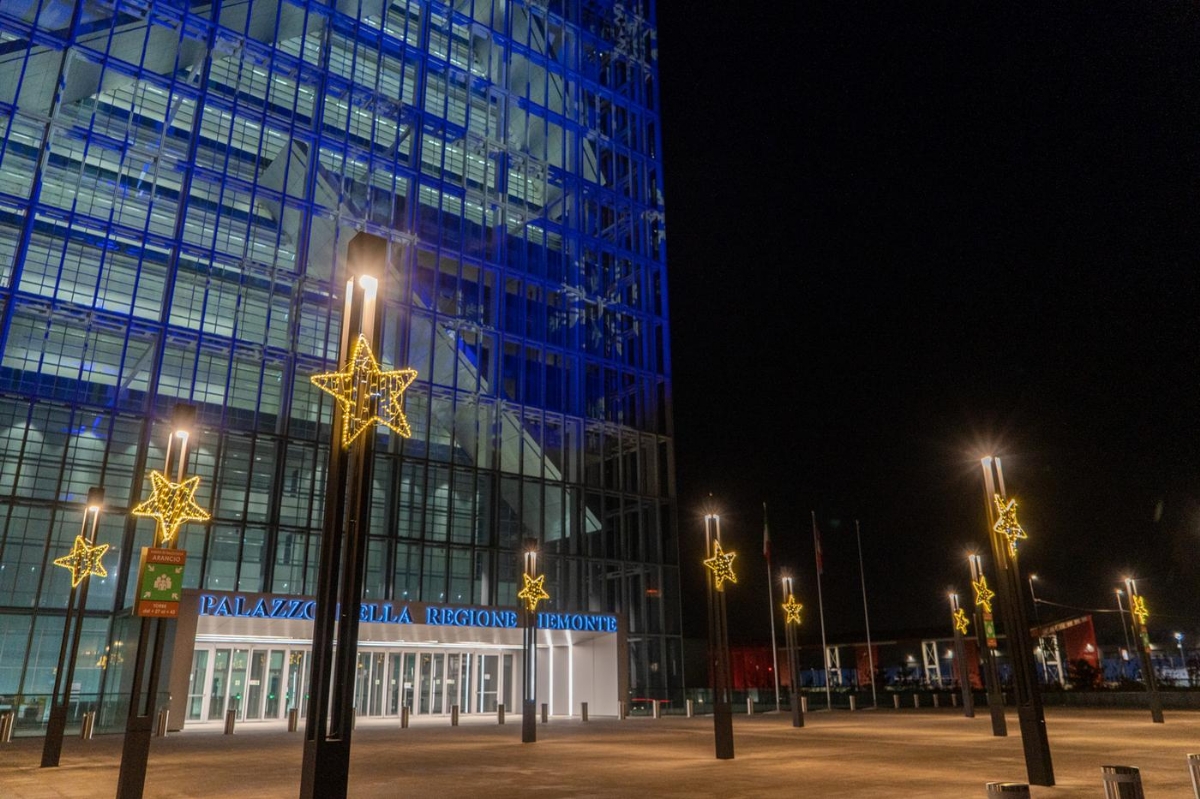 TORINO - Il Grattacielo Piemonte illuminato per Natale e tutte le festività - FOTO e VIDEO