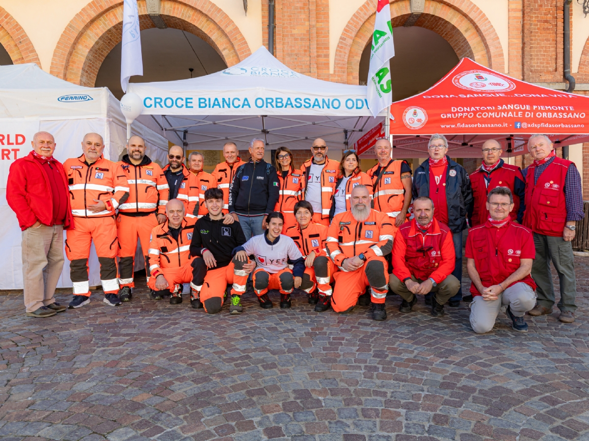 ORBASSANO - Medici, infermieri e volontari in piazza per la Giornata mondiale per il cuore - FOTO