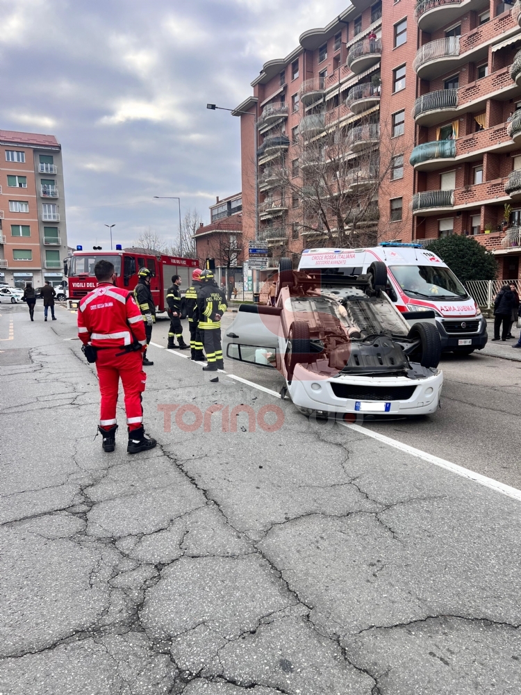 NICHELINO - Si schianta contro una vettura parcheggiata e finisce con l'auto ruote all'aria: ferita la conducente - FOTO