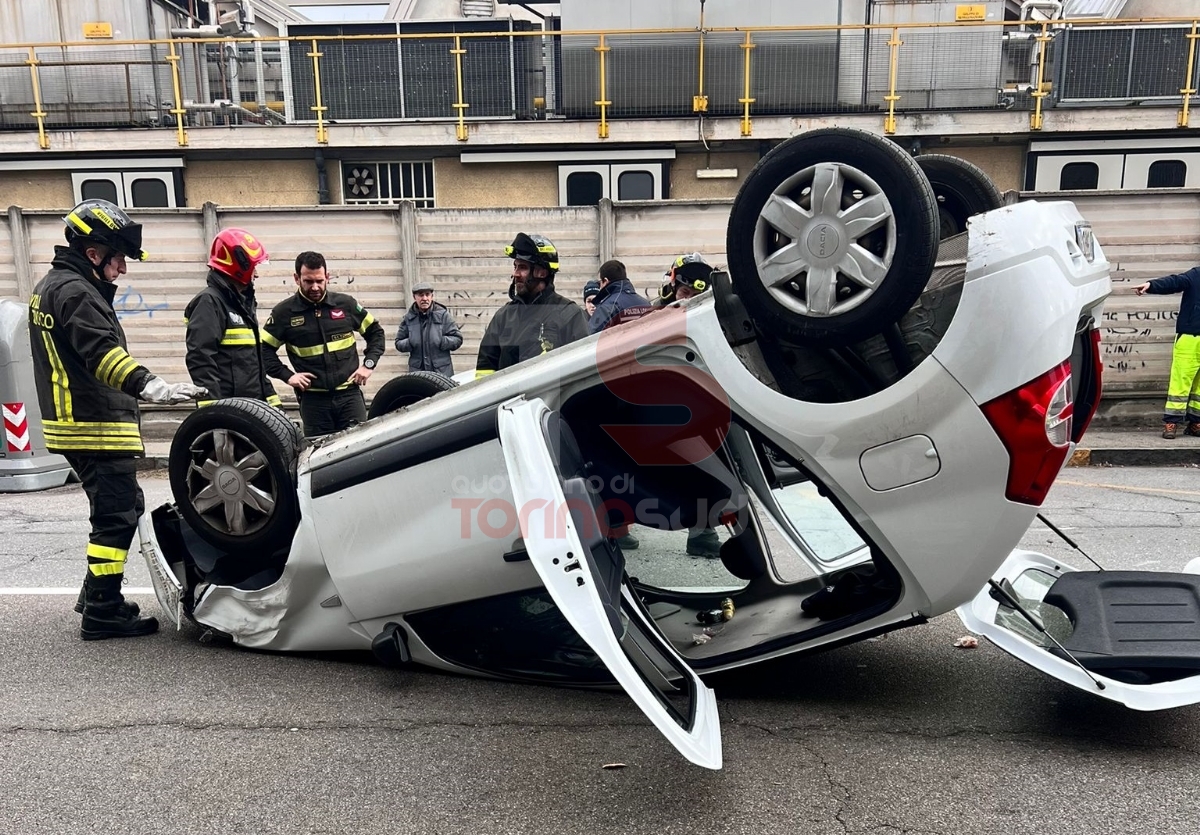 NICHELINO - Si schianta contro una vettura parcheggiata e finisce con l'auto ruote all'aria: ferita la conducente - FOTO