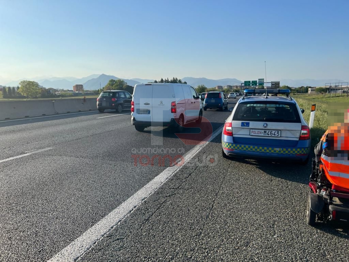 IN TANGENZIALE CON LA CARROZZINA - 80enne sbaglia strada: scortato fuori dalla polizia stradale - FOTO