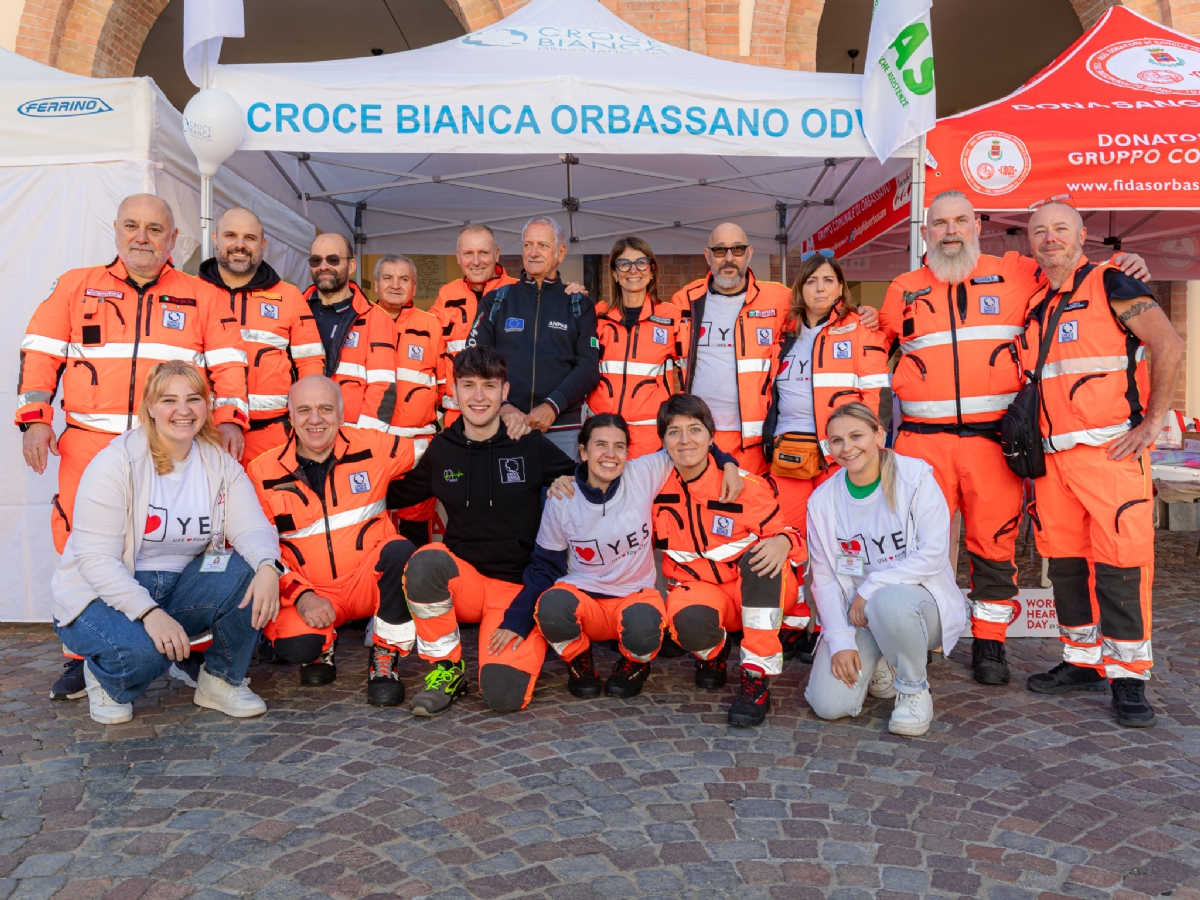 ORBASSANO - Medici, infermieri e volontari in piazza per la Giornata mondiale per il cuore - FOTO