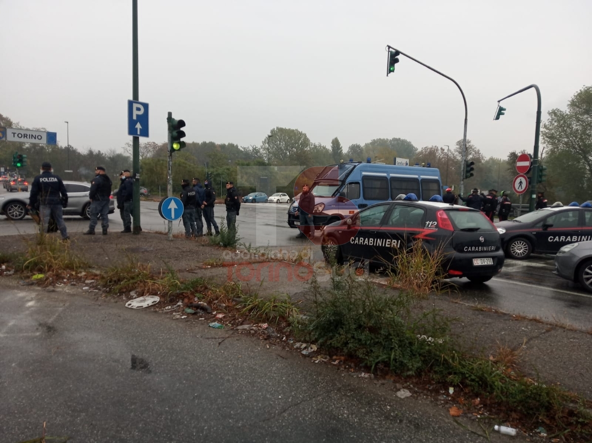 NICHELINO - Maxi rave party: diversi giovani soccorsi dal 118 per malori. Carroattrezzi in azione per rimuovere i mezzi - FOTO