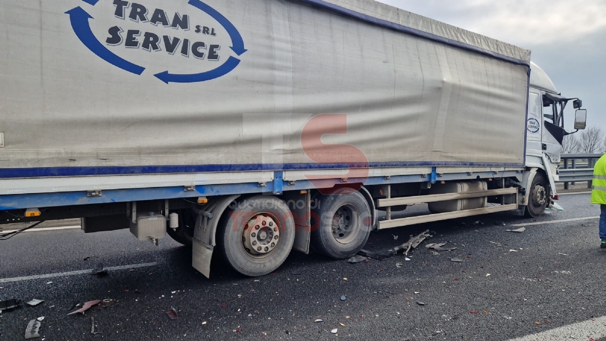 ORBASSANO - Incidente sulla Torino-Pinerolo, coinvolti un furgone e un tir: tre feriti - FOTO