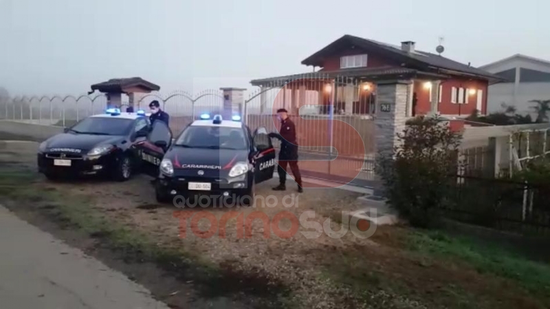 STRAGE A CARIGNANO - Prende la pistola e spara alla moglie e ai gemellini di due anni: poi si suicida - FOTO e VIDEO