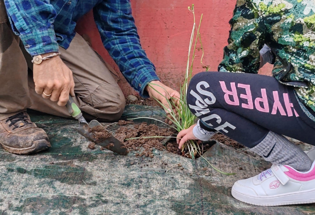 RIVALTA - Bimbi della scuola «giardinieri» danno nuova vita alla piazzetta di Gerbole - FOTO