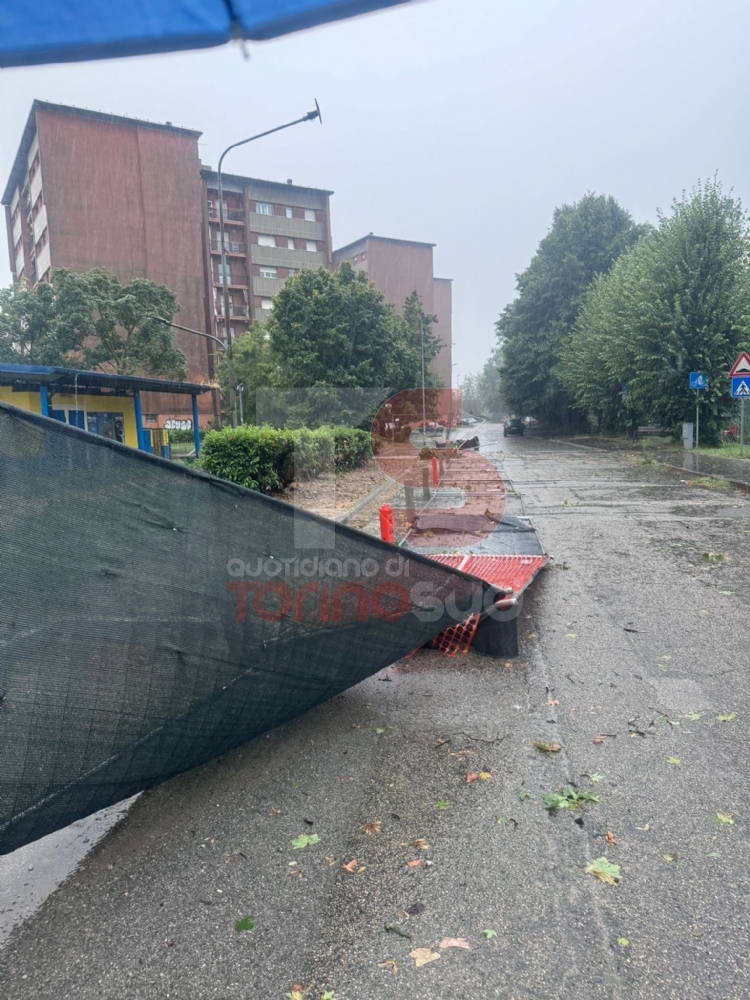 MALTEMPO - Crolla muro di una fabbrica sulle auto in sosta, via Cacciatori allagata - LE FOTO -