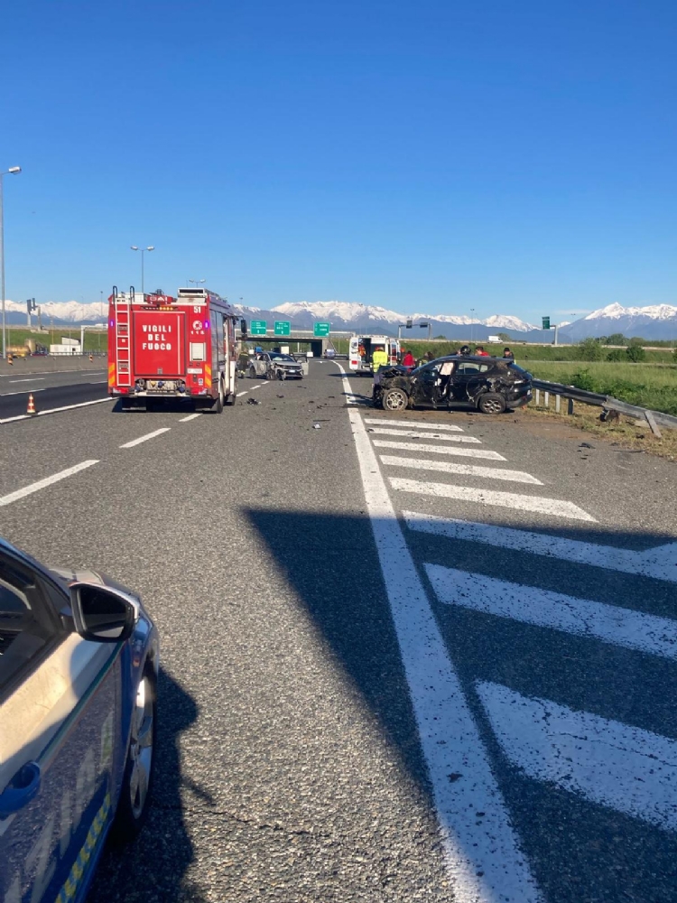 MONCALIERI - Schianto in tangenziale, due auto coinvolte: 6 persone ferite - FOTO