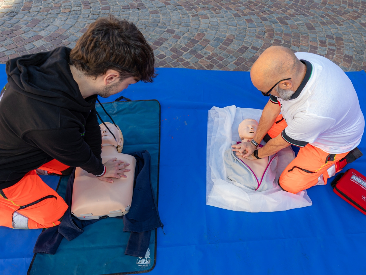 ORBASSANO - Medici, infermieri e volontari in piazza per la Giornata mondiale per il cuore - FOTO