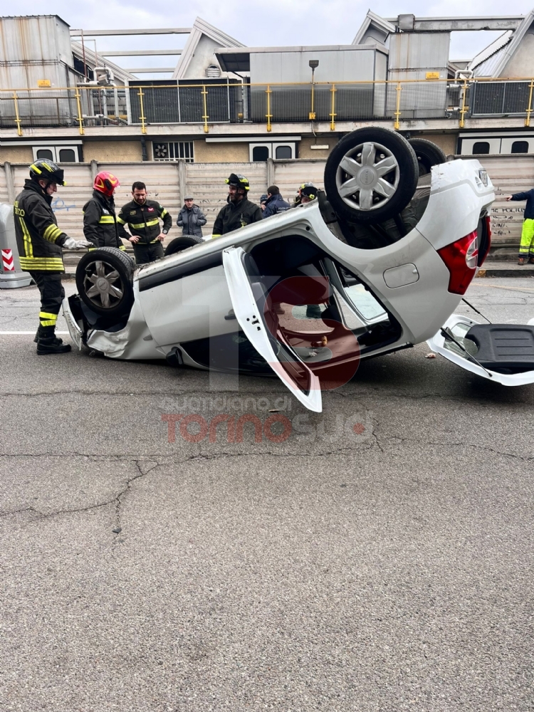 NICHELINO - Si schianta contro una vettura parcheggiata e finisce con l'auto ruote all'aria: ferita la conducente - FOTO