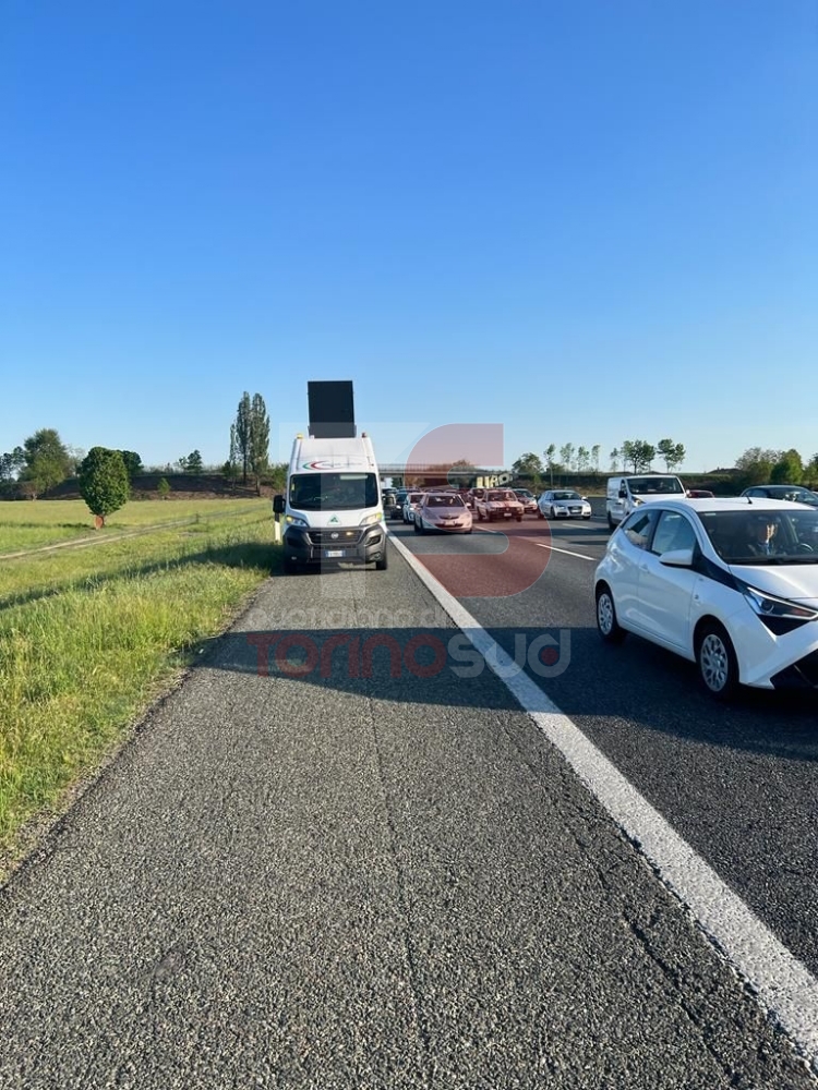 IN TANGENZIALE CON LA CARROZZINA - 80enne sbaglia strada: scortato fuori dalla polizia stradale - FOTO