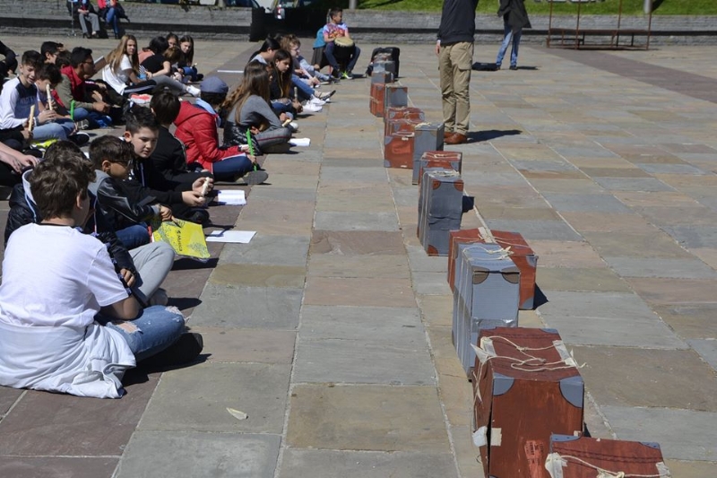 NICHELINO - Un flash-mob dei ragazzi della scuola media: solidarietà ai compagni armeni Lyana e Jury - FOTO