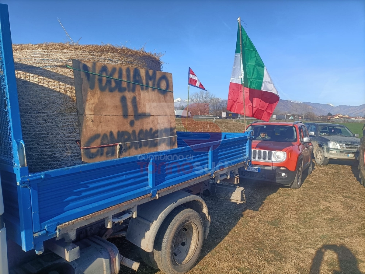 CINTURA SUD - Trattori sulle strade, protesta degli agricoltori di tutta la nostra zona - FOTO