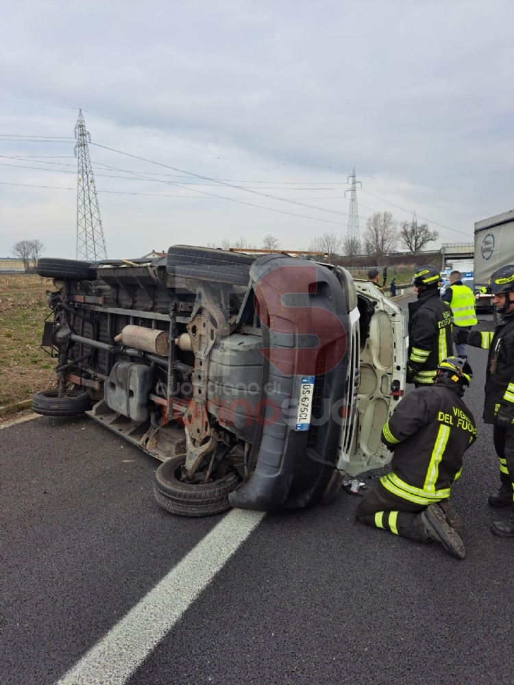 ORBASSANO - Incidente sulla Torino-Pinerolo, coinvolti un furgone e un tir: tre feriti - FOTO