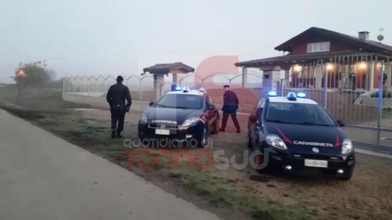 STRAGE A CARIGNANO - Prende la pistola e spara alla moglie e ai gemellini di due anni: poi si suicida - FOTO e VIDEO