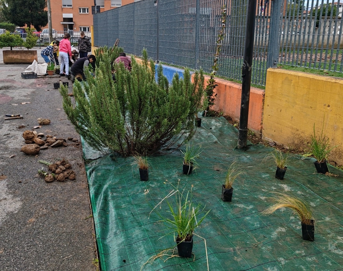 RIVALTA - Bimbi della scuola «giardinieri» danno nuova vita alla piazzetta di Gerbole - FOTO