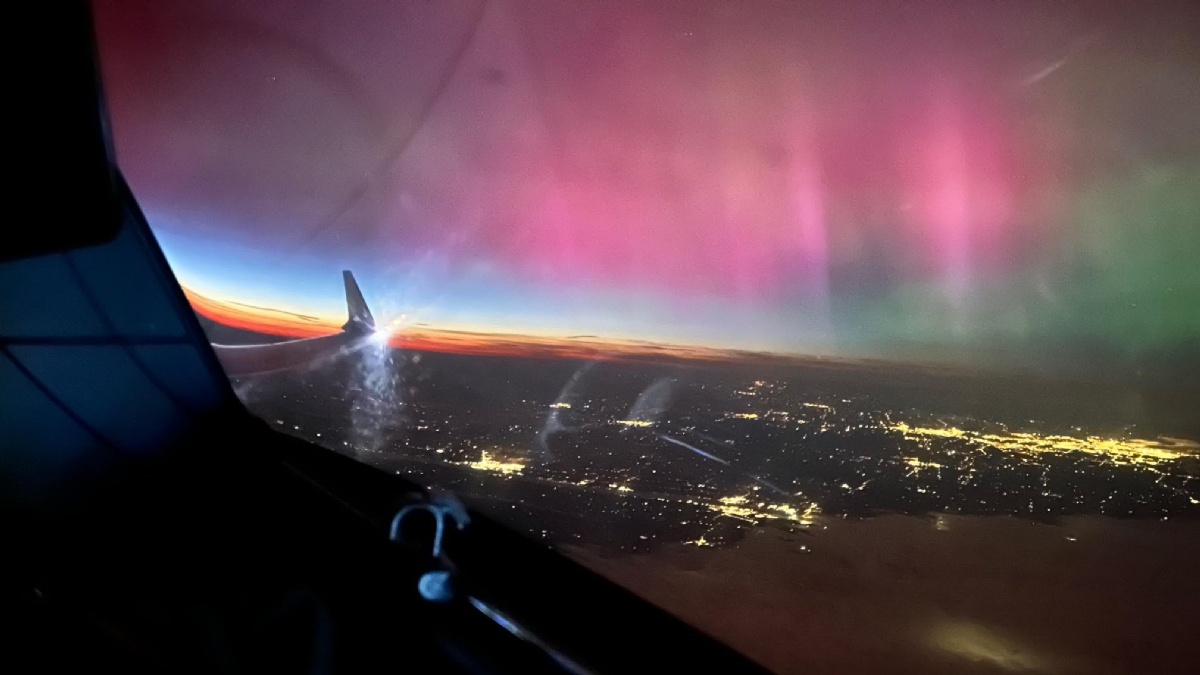 TORINO SUD - Aurora boreale, cielo notturno colorato in tutto il torinese