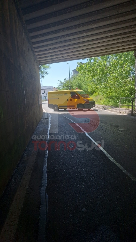 MONCALIERI - Camion di rifiuti si ribalta e va a fuoco nel sottopasso di via Peschiera - LE FOTO -