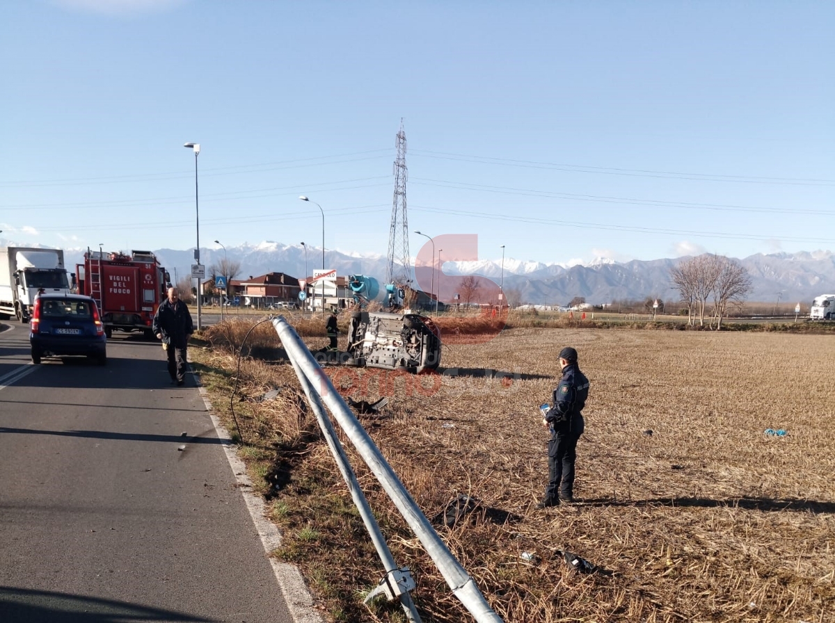 CANDIOLO - Malore al volante, perde il controllo dell'auto e si ribalta nei campi - FOTO