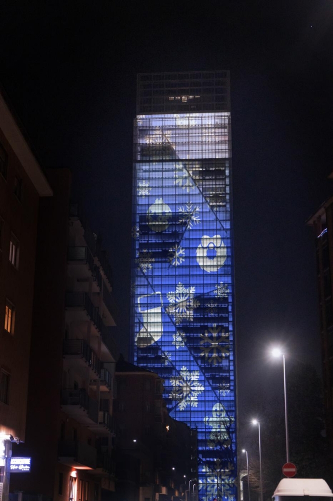 TORINO - Il Grattacielo Piemonte illuminato per Natale e tutte le festività - FOTO e VIDEO