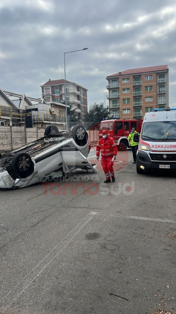 NICHELINO - Si schianta contro una vettura parcheggiata e finisce con l'auto ruote all'aria: ferita la conducente - FOTO