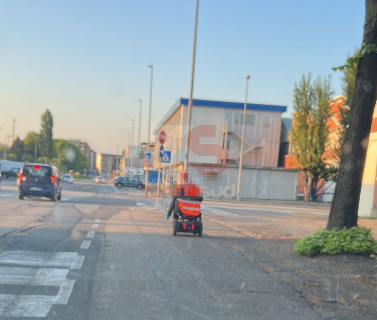 IN TANGENZIALE CON LA CARROZZINA - 80enne sbaglia strada: scortato fuori dalla polizia stradale - FOTO