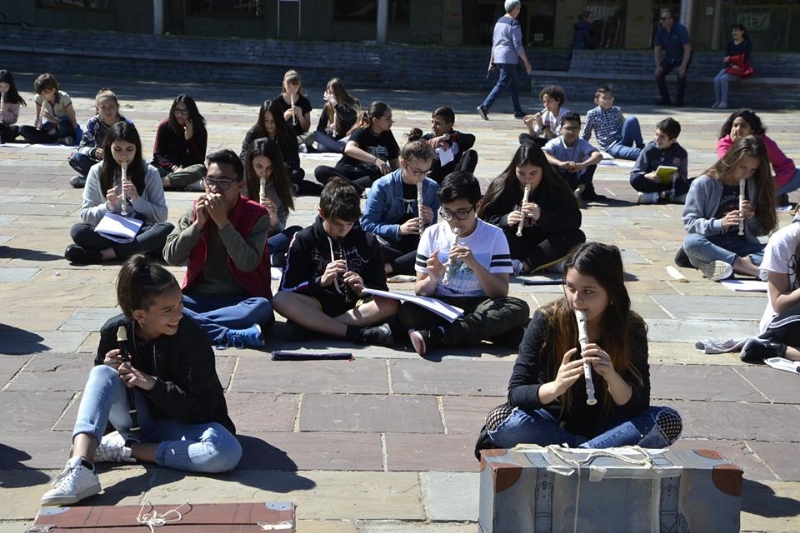 NICHELINO - Un flash-mob dei ragazzi della scuola media: solidarietà ai compagni armeni Lyana e Jury - FOTO