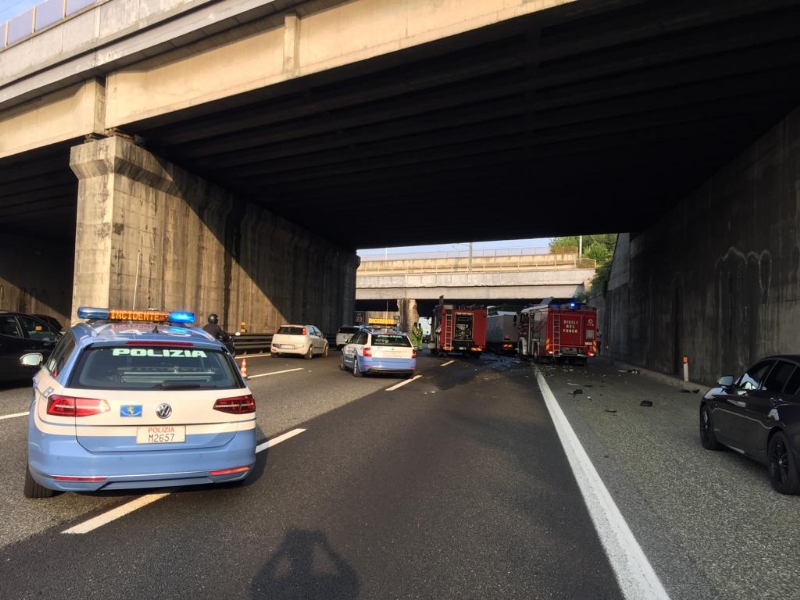 Photogallery: INCIDENTE SULLA TANGENZIALE - Scontro Tra Due Camion Al ...