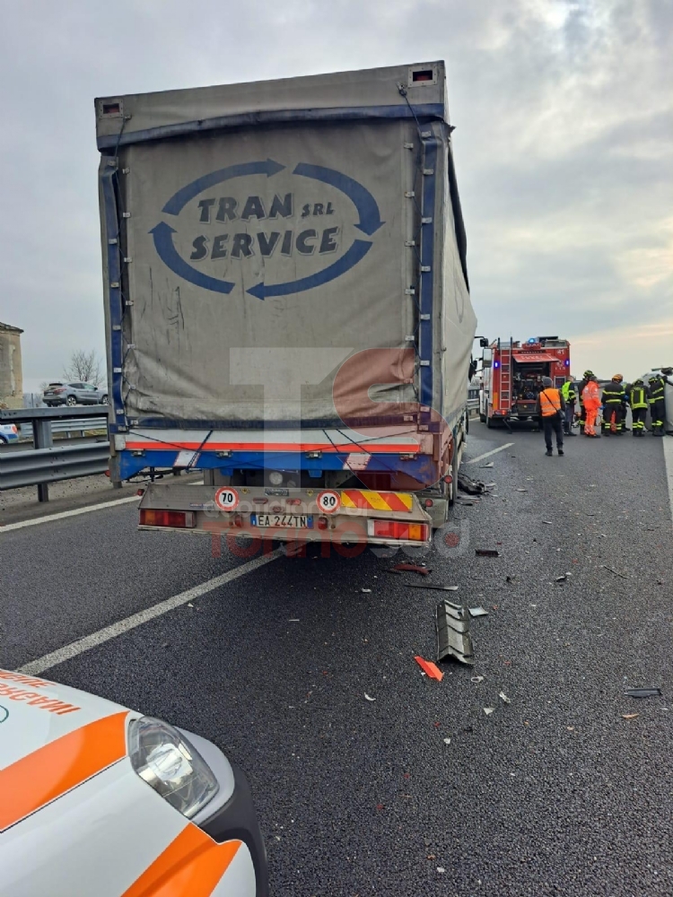 ORBASSANO - Incidente sulla Torino-Pinerolo, coinvolti un furgone e un tir: tre feriti - FOTO