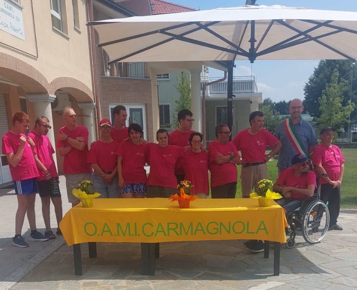 CARMAGNOLA - Pacchi alimentari distribuiti dai diversamente abili a persone in fragilità economica - FOTO