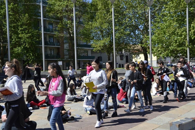 NICHELINO - Un flash-mob dei ragazzi della scuola media: solidarietà ai compagni armeni Lyana e Jury - FOTO