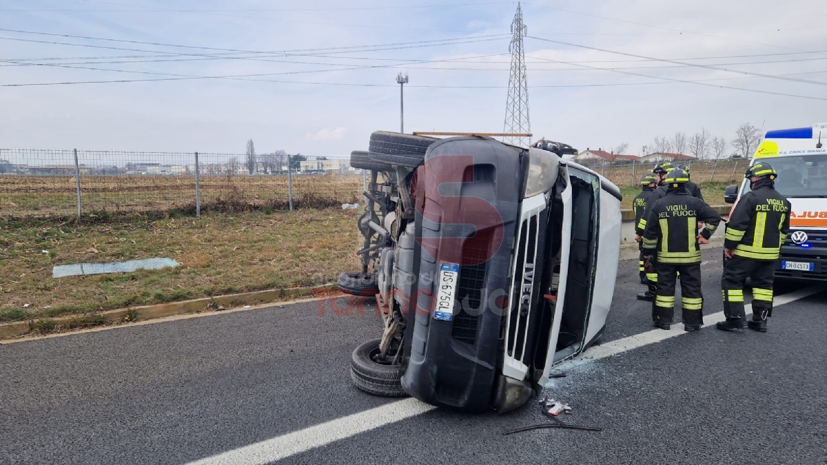 ORBASSANO - Incidente sulla Torino-Pinerolo, coinvolti un furgone e un tir: tre feriti - FOTO