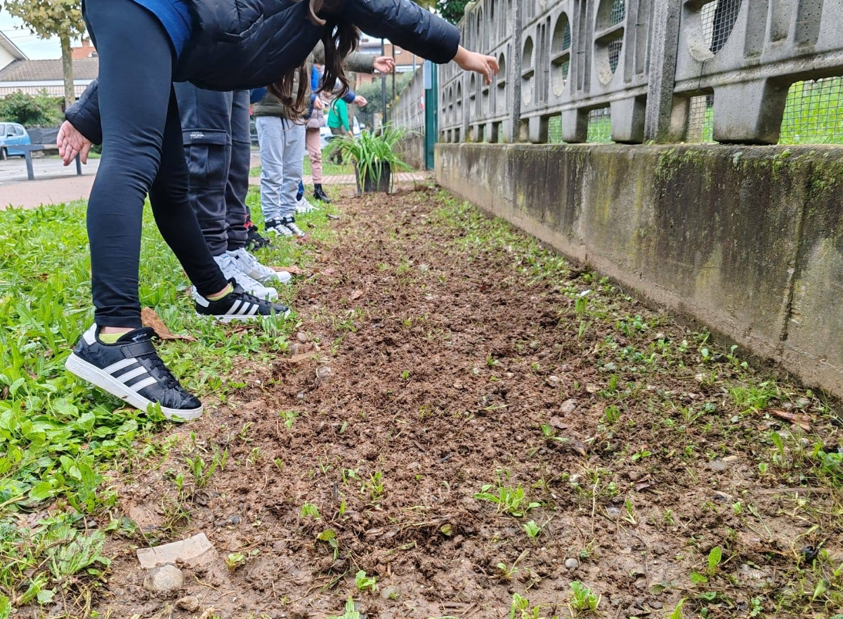 RIVALTA - Bimbi della scuola «giardinieri» danno nuova vita alla piazzetta di Gerbole - FOTO