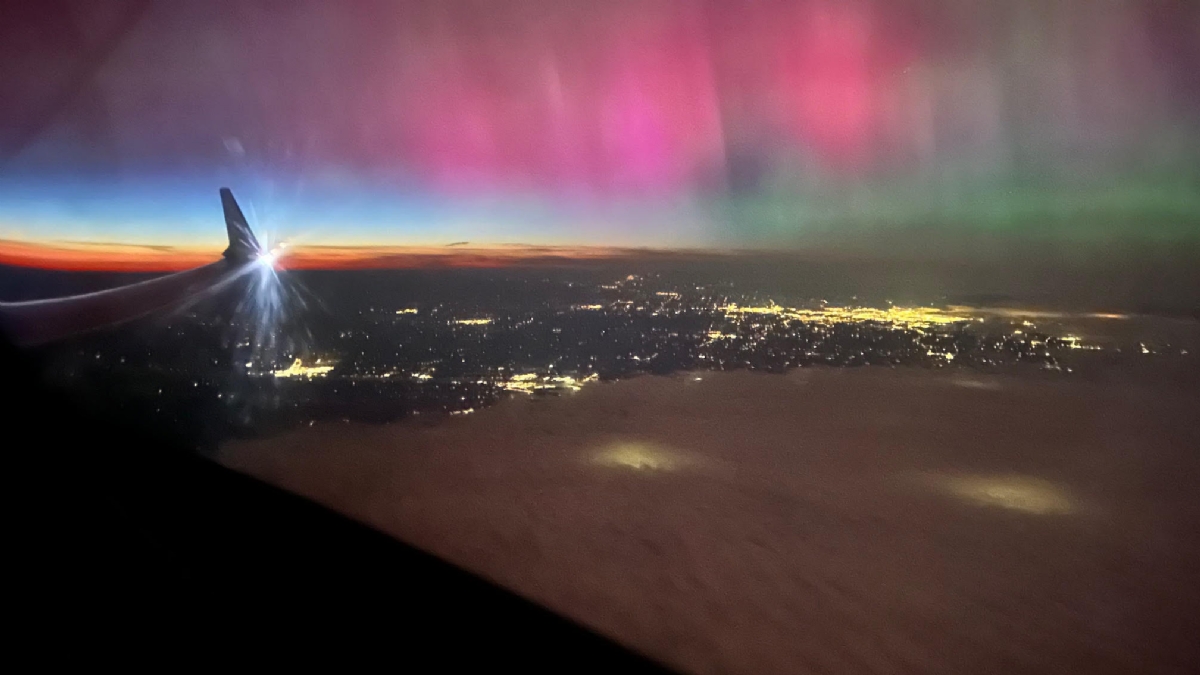 TORINO SUD - Aurora boreale, cielo notturno colorato in tutto il torinese