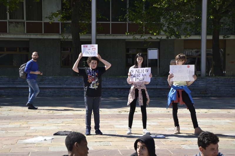 NICHELINO - Un flash-mob dei ragazzi della scuola media: solidarietà ai compagni armeni Lyana e Jury - FOTO