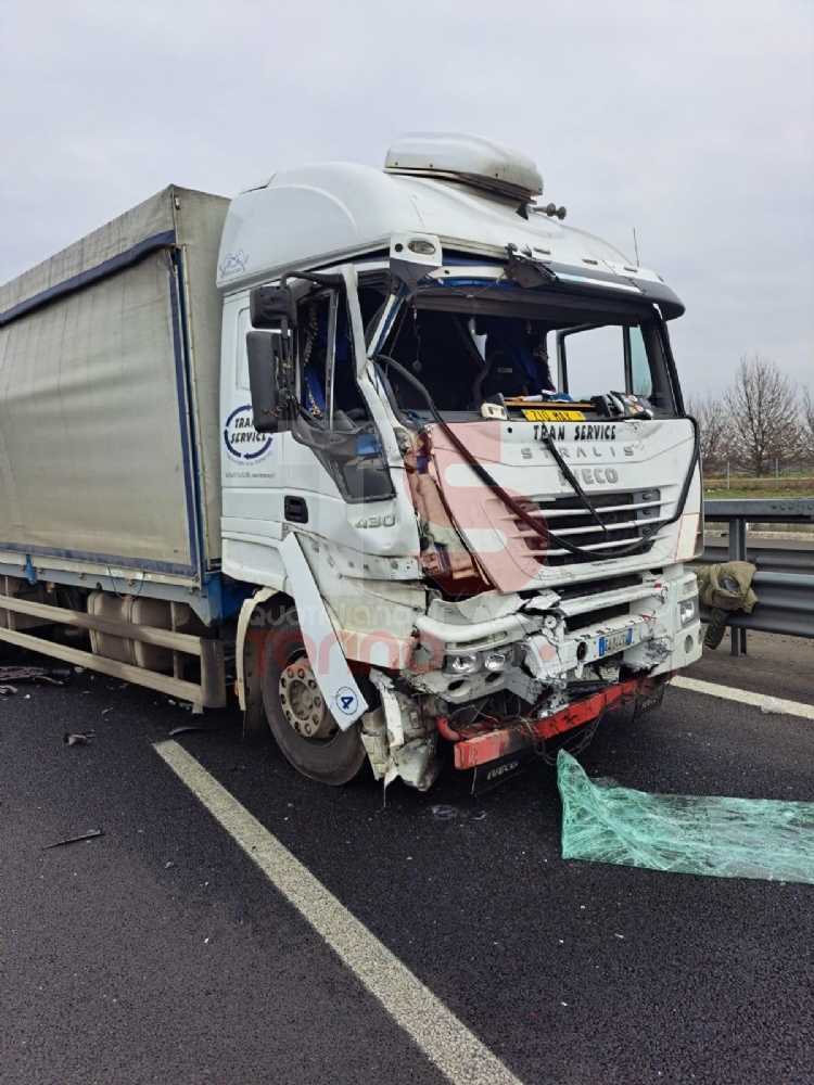 ORBASSANO - Incidente sulla Torino-Pinerolo, coinvolti un furgone e un tir: tre feriti - FOTO