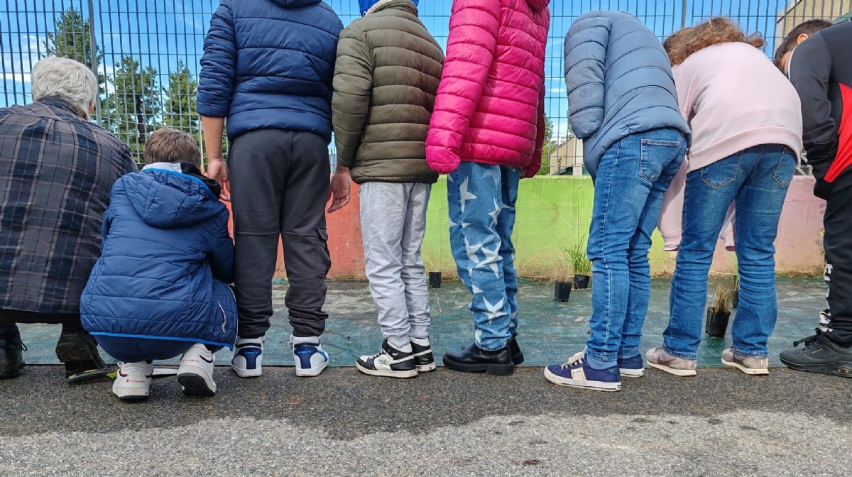 RIVALTA - Bimbi della scuola «giardinieri» danno nuova vita alla piazzetta di Gerbole - FOTO