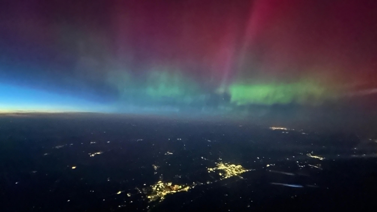 TORINO SUD - Aurora boreale, cielo notturno colorato in tutto il torinese