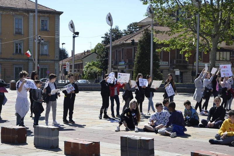 NICHELINO - Un flash-mob dei ragazzi della scuola media: solidarietà ai compagni armeni Lyana e Jury - FOTO