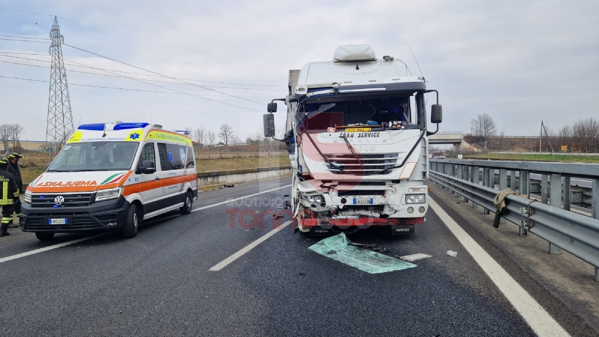 ORBASSANO - Incidente sulla Torino-Pinerolo, coinvolti un furgone e un tir: tre feriti - FOTO