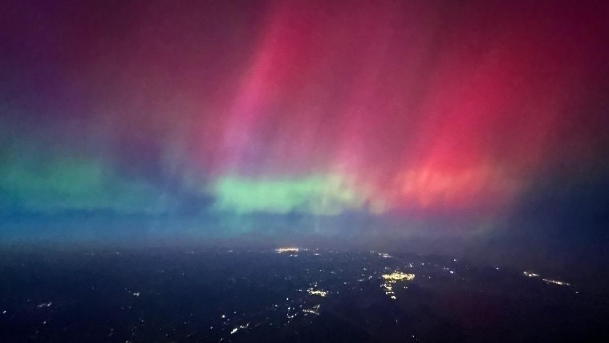 TORINO SUD - Aurora boreale, cielo notturno colorato in tutto il torinese