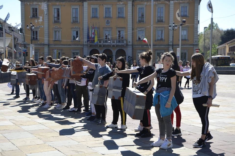 NICHELINO - Un flash-mob dei ragazzi della scuola media: solidarietà ai compagni armeni Lyana e Jury - FOTO