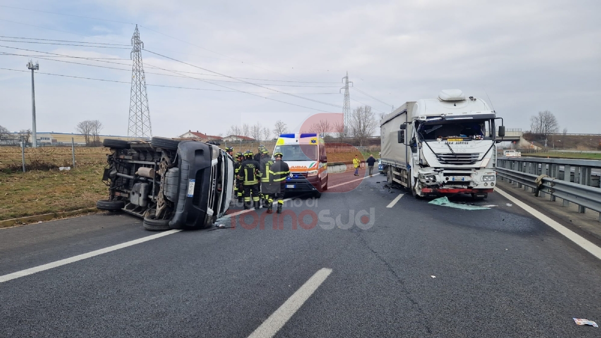 ORBASSANO - Incidente sulla Torino-Pinerolo, coinvolti un furgone e un tir: tre feriti - FOTO