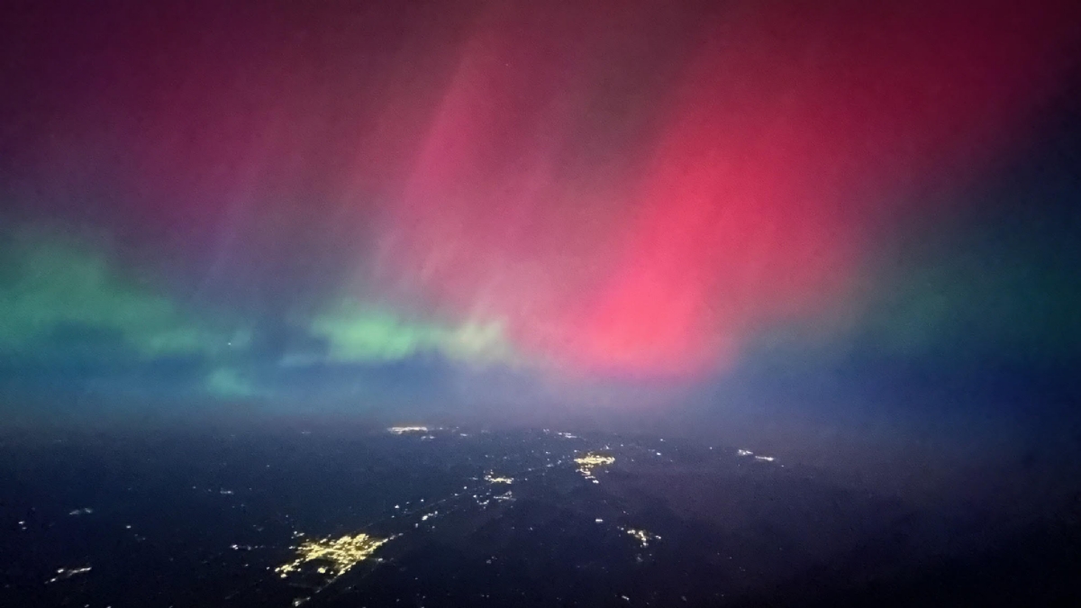 TORINO SUD - Aurora boreale, cielo notturno colorato in tutto il torinese