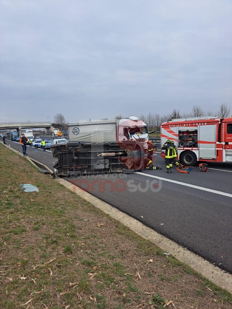 ORBASSANO - Incidente sulla Torino-Pinerolo, coinvolti un furgone e un tir: tre feriti - FOTO