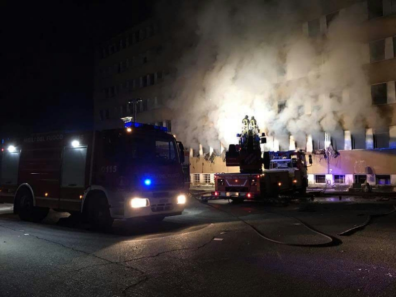 NICHELINO - Bruciano, nella notte del 14 maggio, gli ex uffici della Viberti. Atto doloso