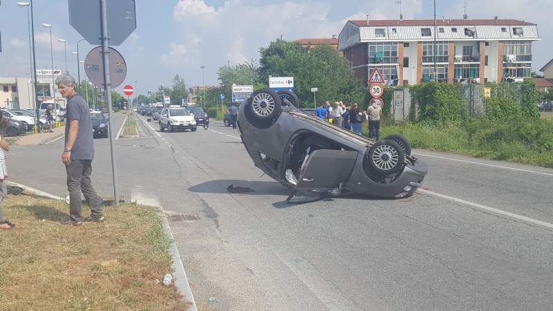 RIVALTA - Auto ribaltata in via Giaveno: traffico in tilt a Gerbole