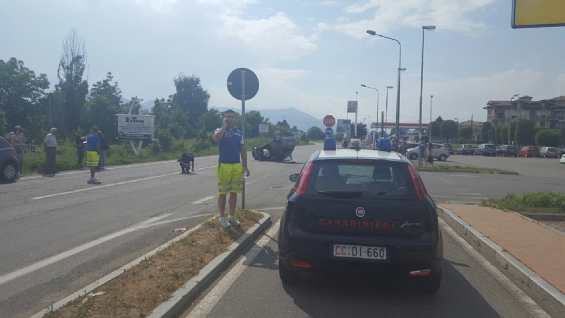 RIVALTA - Auto ribaltata in via Giaveno: traffico in tilt a Gerbole