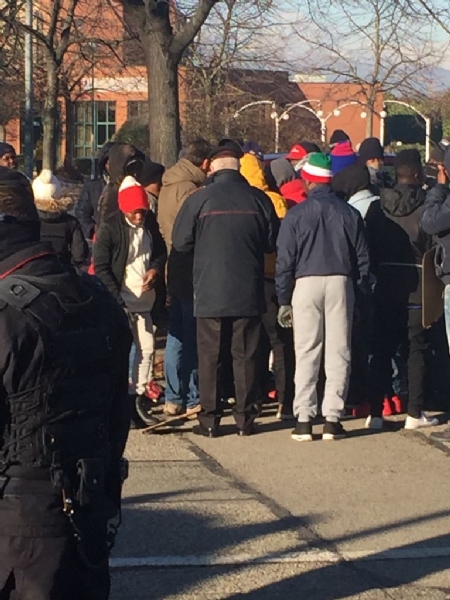 MONCALIERI - Protesta dei profughi: «Siamo senza documenti». Occupata via Postiglione - FOTO