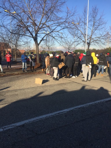 MONCALIERI - Protesta dei profughi: «Siamo senza documenti». Occupata via Postiglione - FOTO